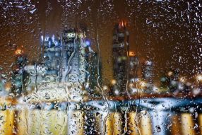 Фреска Дождь на окнах ночного города