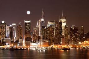 Фреска Луна над причалами Нью-Йорка