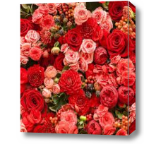 Картина Яркие красные цветы и ягоды